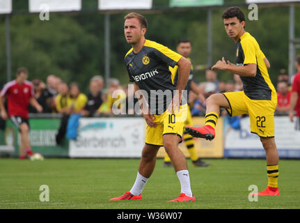 Hardheim, Allemagne. 12 juillet, 2019. Mario Götze de Dortmund (l) et Mateu Morey réchauffer avant le match. Credit : Karl-Josef Opim/dpa/Alamy Live News Banque D'Images