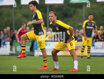 Hardheim, Allemagne. 12 juillet, 2019. Mario Götze de Dortmund (M) et Mateu Morey (L) réchauffer avant le match. Credit : Karl-Josef Opim/dpa/Alamy Live News Banque D'Images