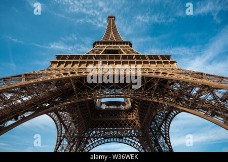 Plan large de la Tour Eiffel avec ciel bleu, Paris, France. Les voyages. Banque D'Images