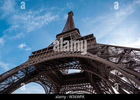 Plan large de la Tour Eiffel avec ciel bleu, Paris, France. Les voyages. Banque D'Images