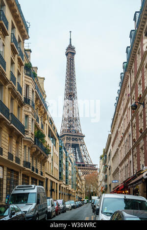 Voir à la Tour Eiffel depuis le Champ de Mars (Champ de Mars). Billet d Banque D'Images