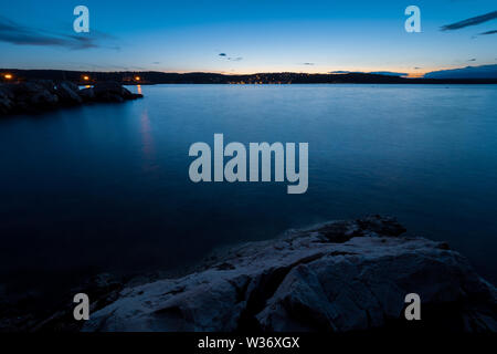 Superbe vue de nuit sur la côte croate, vu d'une plage près de Soline sur l'île de Krk, Croatie, pendant l'heure bleue Banque D'Images