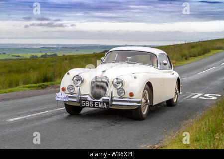 Automobile Club du Lancashire Coast to Coast 2019 ; à partir de l'hôtel Midland à Morecambe et de finition à Dunsley Hall à Sandsend près de Whitby cette voiture d'époque d'un océan à l'autre parcours traverse les hauteurs de la campagne fantastique dans l'auge de Bowland avec vue sur la baie de Morecambe. L'événement est ouvert aux voitures classiques et du patrimoine précieux de tous âges relever le défi d'un parcours le long des 170 milles de les chemins et les routes de l'Angleterre rurale. Banque D'Images