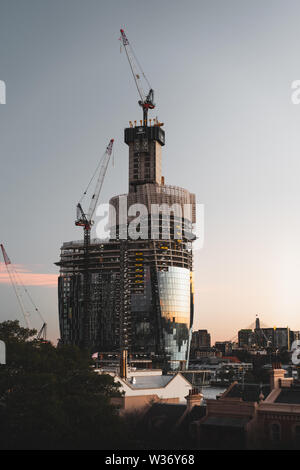 Sydney, Nouvelle-Galles du Sud, Australie - 30 juin 2018 : Fin d'après-midi se reflète sur le Crown Casino partiellement construite Barangaroo. Banque D'Images