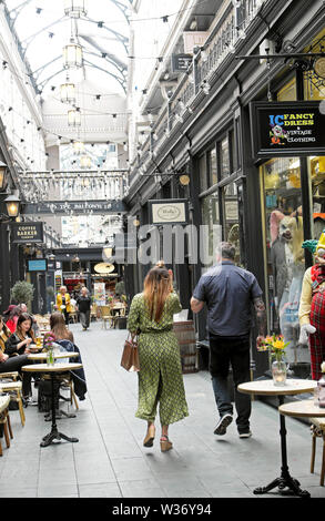 Les clients qui marchent, s'asseoir, manger, boire du café dans Castle Arcade ont couvert la zone commerçante à Cardiff Wales UK KATHY DEWITT