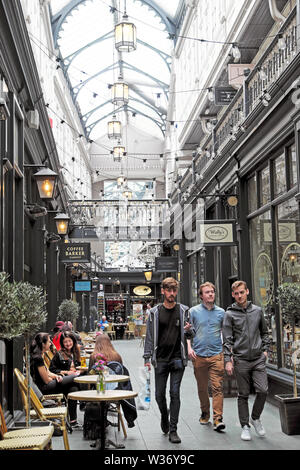 Les gens qui marchent , assis, manger, boire du café dans le pays de Galles Cardiff Castle Arcade UK KATHY DEWITT Banque D'Images