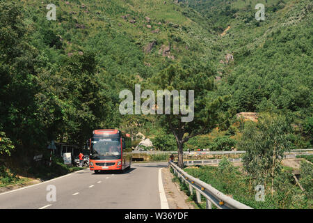 Da nang, Vietnam - Mai 18, 2019. Route de montagne à Hai Van pass journée ensoleillée à Da nang, Vietnam. Banque D'Images