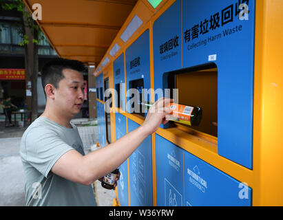 Beijing, Chine. 4 juillet, 2019. Un résident met une bouteille en verre dans une installation de déchets à Chongqing, au sud-ouest de la Chine, le 4 juillet 2019. Credit : Wang Quanchao/Xinhua/Alamy Live News Banque D'Images