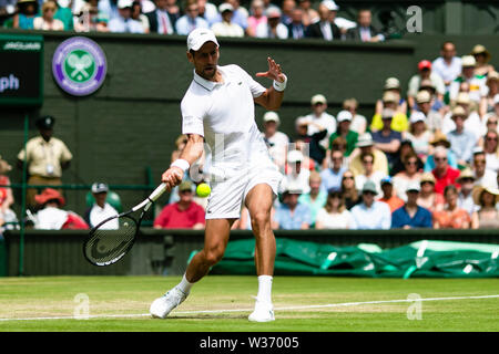 Londres, Royaume-Uni. 10 juillet, 2019. Tennis : Grand Chelem, Wimbledon, l'ATP Tour, des célibataires, des hommes ; 1/4 de finale, Djokovic (Serbie) - Goffin (Belgique). Novak Djokovic à partir de la Serbie est dans l'action. Crédit : Frank Molter/dpa/Alamy Live News Banque D'Images