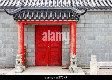 Porte de temple chinois rouge Banque D'Images
