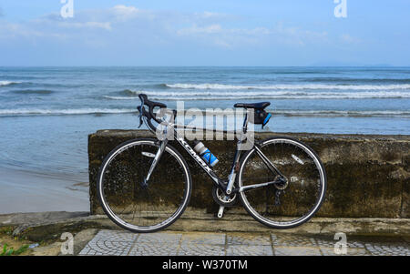 Da nang, Vietnam - Mai 18, 2019. Un vélo garé près de la plage de Da nang, Vietnam. Da Nang est une ville avec beaucoup de belles plages. Banque D'Images