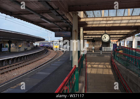 Northern rail arriva class 144, défaut de train à la gare de Ferrara avec la célèbre horloge à partir de la brève rencontre film Banque D'Images