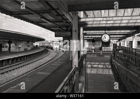 Northern rail arriva class 144, défaut de train à la gare de Ferrara avec la célèbre horloge à partir de la brève rencontre film Banque D'Images