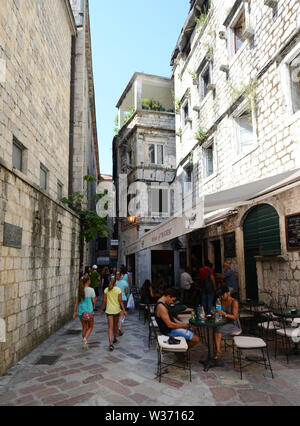 Des petits cafés et boutiques de la vieille ville de Kotor. Banque D'Images