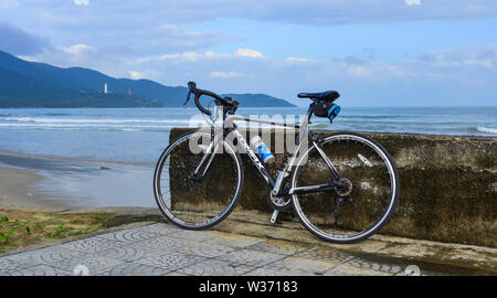 Da nang, Vietnam - Mai 18, 2019. Un vélo garé près de la plage de Da nang, Vietnam. Da Nang est une ville avec beaucoup de belles plages. Banque D'Images