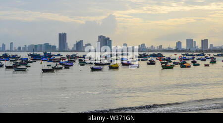 Da nang, Vietnam - Mai 18, 2019. Vue magnifique sur la mer au coucher du soleil à Da nang, Vietnam. Da Nang est une ville avec beaucoup de belles plages. Banque D'Images