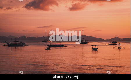 Magnifique coucher de soleil avec des silhouettes de bateaux des Philippines dans l'île de Palawan, El Nido, Philippines Banque D'Images