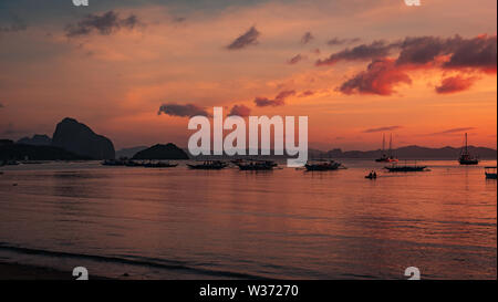 Magnifique coucher de soleil avec des silhouettes de bateaux des Philippines dans l'île de Palawan, El Nido, Philippines Banque D'Images