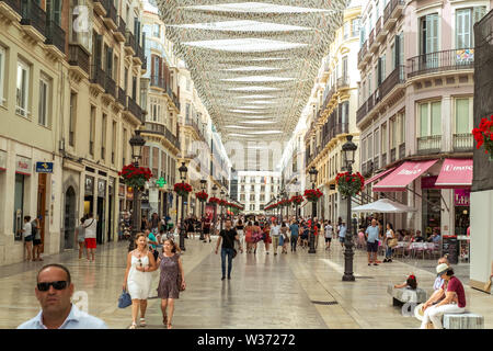Malaga, Espagne - Juin 23, 2018. Les gens sur la rue piétonne de marques de Larios, le centre-ville de Málaga, Espagne Banque D'Images