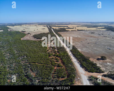 D'une route aérienne non scellées en passant par le bush reste dans une zone largement détruites à des fins agricoles près de Waddykee Au sud de la péninsule d'Eyre Banque D'Images