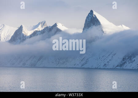 Coucher de soleil sur la montagne et le fjord, paysage d'hiver, Norvège le soleil se couche sur les Alpes norvégiennes et l'heure bleue commence à Senja, en Norvège Banque D'Images