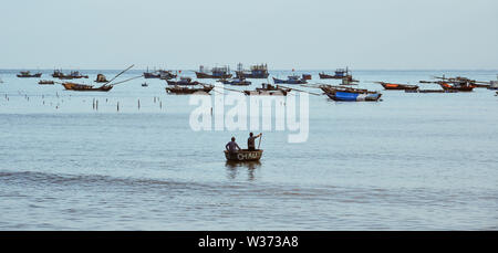 Da nang, Vietnam - Mai 18, 2019. Vue magnifique sur la mer au coucher du soleil à Da nang, Vietnam. Da Nang est une ville avec beaucoup de belles plages. Banque D'Images