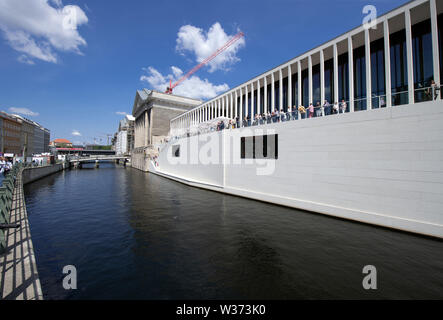 Berlin, Allemagne. Le 13 juillet, 2019. Après l'ouverture de la galerie James Simon, les visiteurs se tenir sur la terrasse à côté du parasol, du museum café. Les musées nationaux sont invités à l'ouverture de la galerie une journée d'action. Credit : Soeren Stache/dpa/Alamy Live News Banque D'Images