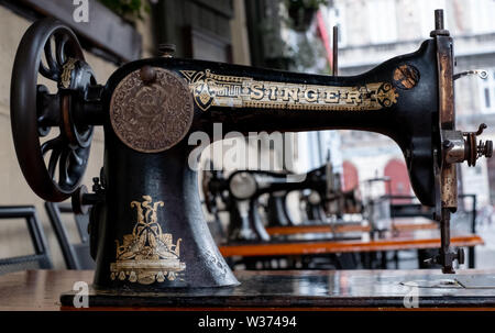 Café-restaurant dans le quartier historique de Kazmierz, quartier juif de Cracovie en Pologne, avec des machines à coudre Singer sur les tables. Banque D'Images