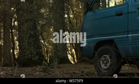 Un véhicule à l'intérieur de la jungle dans l'Atlas marocain. Banque D'Images
