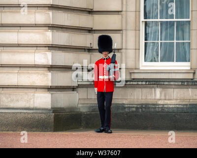 Soldat anglais patrouiller à Buckingham Palace Banque D'Images