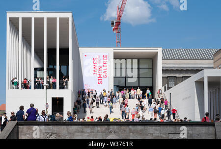 Berlin, Allemagne. Le 13 juillet, 2019. Après l'ouverture de la galerie James Simon, les visiteurs monter les escaliers ou debout sur la terrasse. Les musées nationaux sont invités à l'ouverture de la galerie une journée d'action. Credit : Soeren Stache/dpa/Alamy Live News Banque D'Images