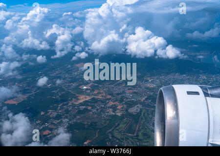 Quand dans l'avion avant d'atteindre l'aéroport de Suvarnabhumi à la recherche vers le bas de la fenêtre de l'avion va voir le paysage de la Thaïlande. Banque D'Images