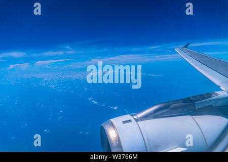 Nuage Blanc dans le ciel bleu à la fenêtre de l'avion Banque D'Images