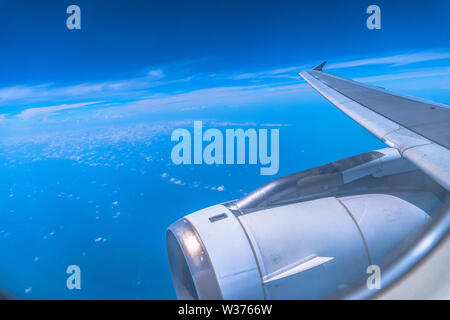 Nuage Blanc dans le ciel bleu à la fenêtre de l'avion Banque D'Images
