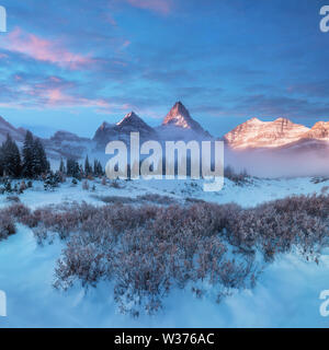 Coucher de soleil en hiver. Le mont Assiniboine, également connu sous le nom de Assiniboine Mountain, est une montagne pyramidale située sur la Grande ligne de partage en Colombie-Britannique Banque D'Images