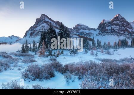 Coucher de soleil en hiver. Le mont Assiniboine, également connu sous le nom de Assiniboine Mountain, est une montagne pyramidale située sur la Grande ligne de partage en Colombie-Britannique Banque D'Images