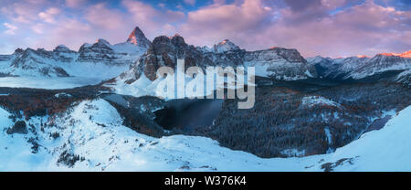 Coucher de soleil en hiver. Le mont Assiniboine, également connu sous le nom de Assiniboine Mountain, est une montagne pyramidale située sur la Grande ligne de partage en Colombie-Britannique Banque D'Images