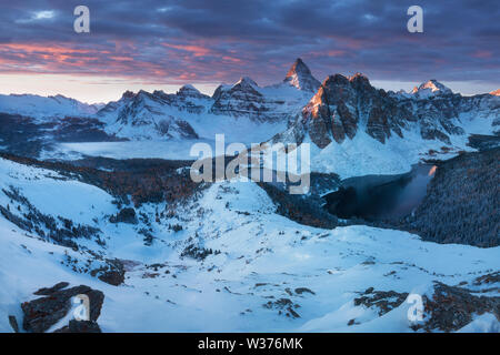 Coucher de soleil en hiver. Le mont Assiniboine, également connu sous le nom de Assiniboine Mountain, est une montagne pyramidale située sur la Grande ligne de partage en Colombie-Britannique Banque D'Images