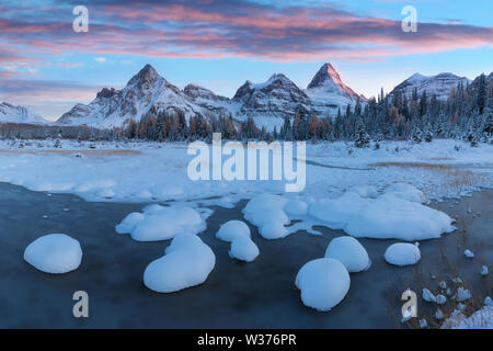 Coucher de soleil en hiver. Le mont Assiniboine, également connu sous le nom de Assiniboine Mountain, est une montagne pyramidale située sur la Grande ligne de partage en Colombie-Britannique Banque D'Images