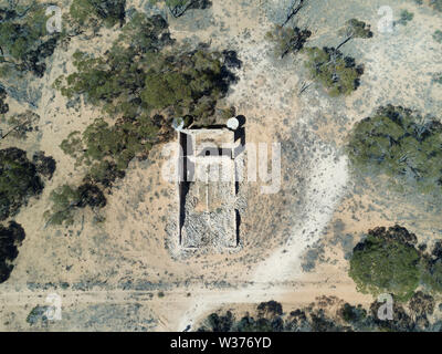 Vue aérienne de ferme en pierre abandonnée construite par les pionniers de l'arrondissement près de Kyancutta Eyre péninsule Sud de l'Australie Banque D'Images