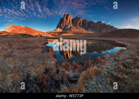 Coucher de soleil ou lever de soleil vue panoramique sur les superbes montagnes dans les îles Lofoten, Norvège, paysage de la côte de montagne, cercle arctique. Exposition longue d'une magie Banque D'Images