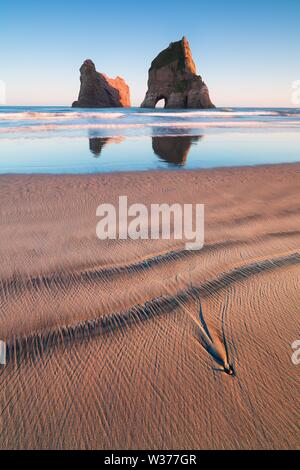 Rocky Islands, dunes de sable, Wharariki Beach, Golden Bay, Nelson District, Southland, Nouvelle-Zélande paysage romantique fond de mer piles sur Wharariki Banque D'Images