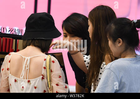 Hainan, Chine. Le 13 juillet, 2019. Les clients à choisir des produits dans une boutique hors taxe (DFS) à Haikou, Hainan Province du sud de la Chine, le 13 juillet 2019. Les boutiques duty-free sur la province insulaire de Hainan, ploutocrates de 6,5 milliards de yuans (environ 944,8 millions de dollars américains) dans les ventes du premier semestre de 2019, en hausse de 26,56 pour cent d'année en année, les coutumes locales. Les données officielles ont montré que l'Hainan boutiques duty-free a reçu environ 1,7 millions de clients et a vendu près de 8,94 millions d'articles sur la période, en hausse de 15,98 pour cent et 27,54 pour cent respectivement. Source : Xinhua/Alamy Live News Banque D'Images