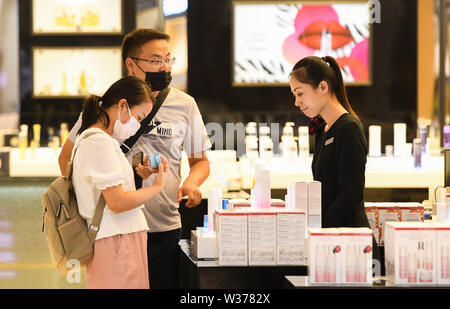 Hainan, Chine. Le 13 juillet, 2019. Les clients à choisir des produits dans une boutique hors taxe (DFS) à Haikou, Hainan Province du sud de la Chine, le 13 juillet 2019. Les boutiques duty-free sur la province insulaire de Hainan, ploutocrates de 6,5 milliards de yuans (environ 944,8 millions de dollars américains) dans les ventes du premier semestre de 2019, en hausse de 26,56 pour cent d'année en année, les coutumes locales. Les données officielles ont montré que l'Hainan boutiques duty-free a reçu environ 1,7 millions de clients et a vendu près de 8,94 millions d'articles sur la période, en hausse de 15,98 pour cent et 27,54 pour cent respectivement. Source : Xinhua/Alamy Live News Banque D'Images