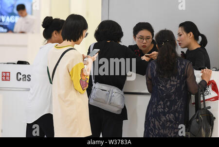 Hainan, Chine. Le 13 juillet, 2019. Les clients à choisir des produits dans une boutique hors taxe (DFS) à Haikou, Hainan Province du sud de la Chine, le 13 juillet 2019. Les boutiques duty-free sur la province insulaire de Hainan, ploutocrates de 6,5 milliards de yuans (environ 944,8 millions de dollars américains) dans les ventes du premier semestre de 2019, en hausse de 26,56 pour cent d'année en année, les coutumes locales. Les données officielles ont montré que l'Hainan boutiques duty-free a reçu environ 1,7 millions de clients et a vendu près de 8,94 millions d'articles sur la période, en hausse de 15,98 pour cent et 27,54 pour cent respectivement. Source : Xinhua/Alamy Live News Banque D'Images