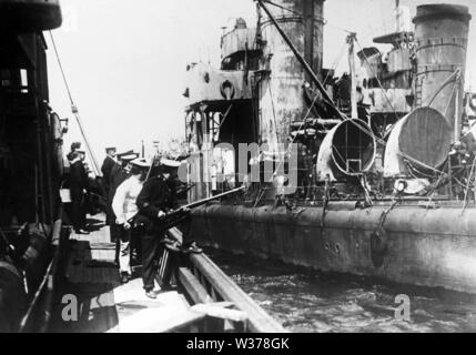 Scapa Flow, aux côtés d'arraisonnement britannique destroyer allemand, le 21 juin 1919 Banque D'Images