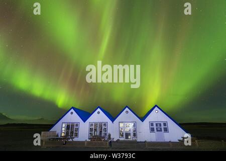 Aurora borealis au-dessus de la mer. Lagon du glacier de Jokulsarlon, Islande. Feux verts du nord. Ciel étoilé avec lumières polaires. Nuit paysage d'hiver Banque D'Images