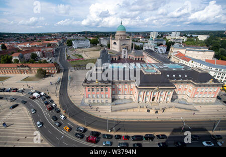 Potsdam, Allemagne. 12 juillet, 2019. Vue depuis l'hôtel Mercure Hotel Potsdam City au centre avec le château de la ville (au premier plan) et l'église Saint Nikolai (dans l'arrière-plan M.). La ville reconstruite palace est le siège de l'état de Brandebourg le parlement. Credit : Monika Skolimowska/dpa-Zentralbild/dpa/Alamy Live News Banque D'Images