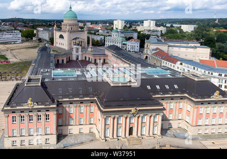 Potsdam, Allemagne. 12 juillet, 2019. Vue depuis l'hôtel Mercure Hotel Potsdam City au centre avec le château de la ville (au premier plan) et l'église Saint Nikolai (derrière). La ville reconstruite palace est le siège de l'état de Brandebourg le parlement. Credit : Monika Skolimowska/dpa-Zentralbild/ZB/dpa/Alamy Live News Banque D'Images