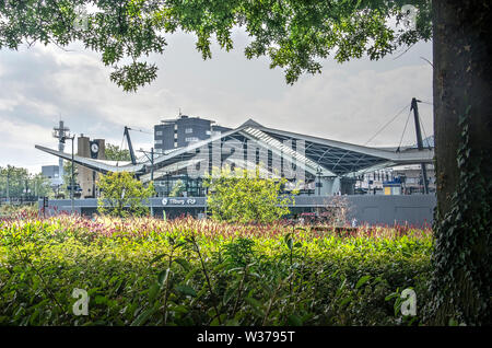 Tilburg, Pays-Bas, le 12 juillet 2019 : vue sur les parterres sur maire van Stekelenburg square en direction de la gare avec sa caractéristique 'flo Banque D'Images